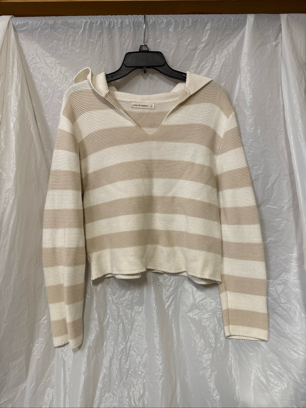 moon & madison Cream Knit V-Neck Sweater size large